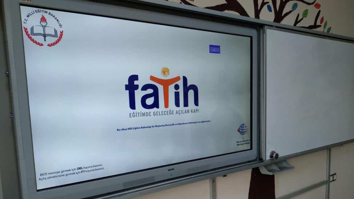 Okulumuza Fatih Projesi Kapsamında Akıllı Tahta Kurulumu Yapıldı